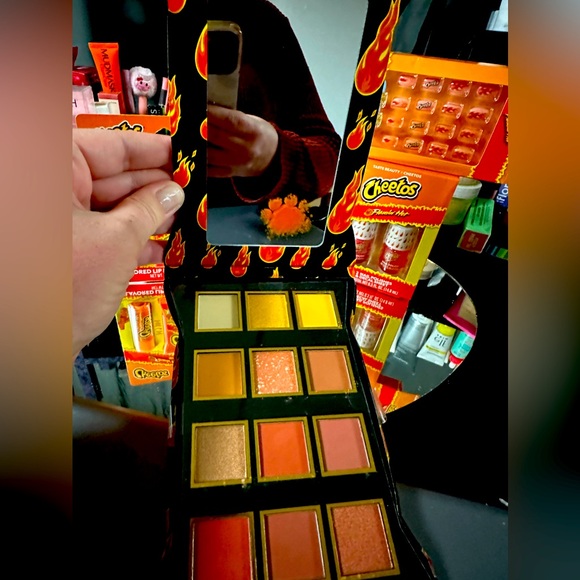 Taste Beauty x Flamin Hot Cheetos Beauty Set (WILL NOT SEPARATE) - Picture 4 of 6